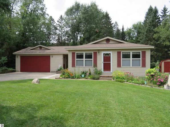 3774 Driftwood Dr, Cadillac, MI 49601