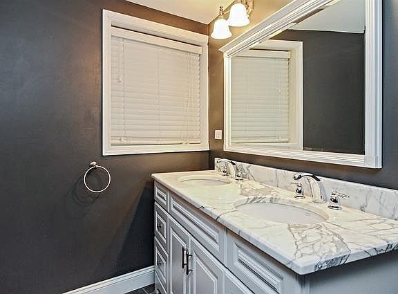 4th image of 1258 W Cornelia Ave #G5