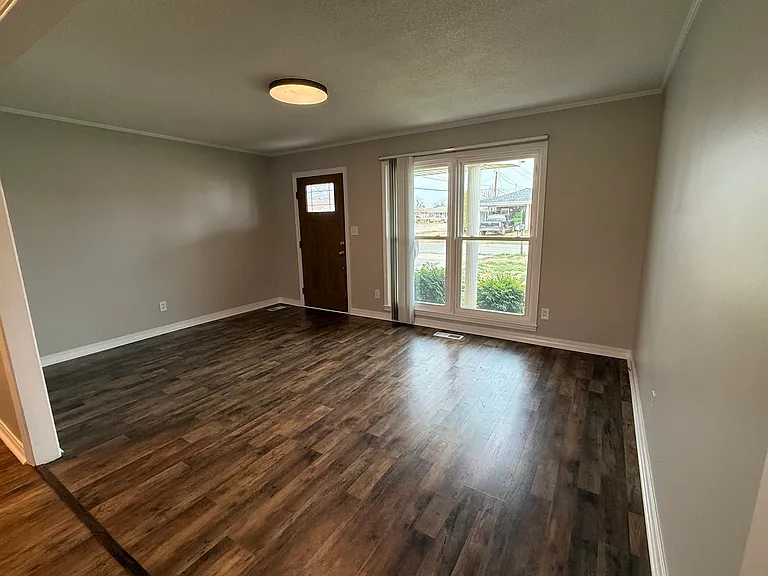 117 Colorado Ave — Photo 2
