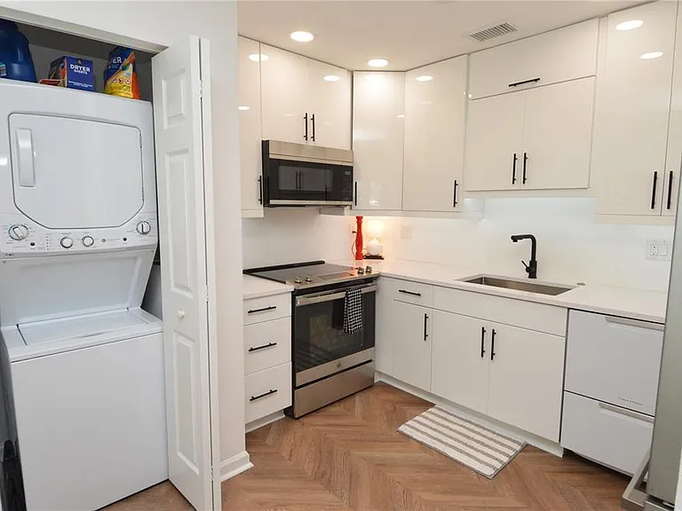 5048 Beach Dr SE #F — Photo 11