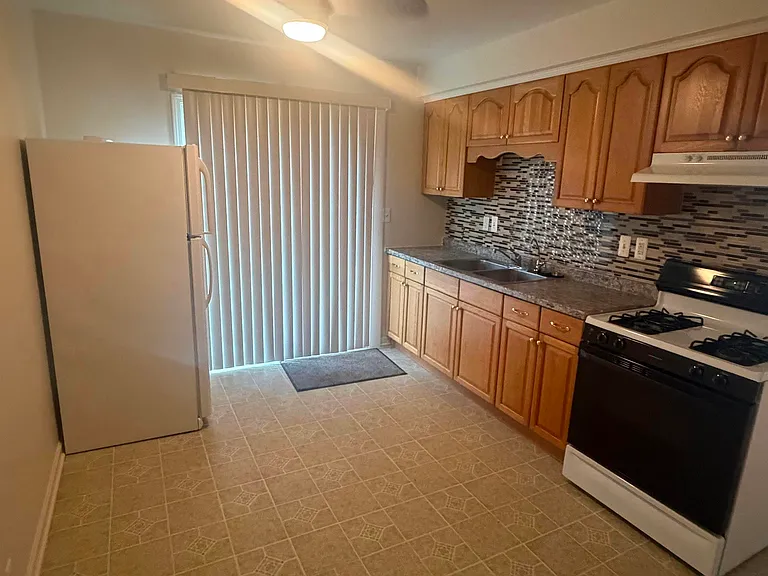 20644 Hollywood St — Photo 12