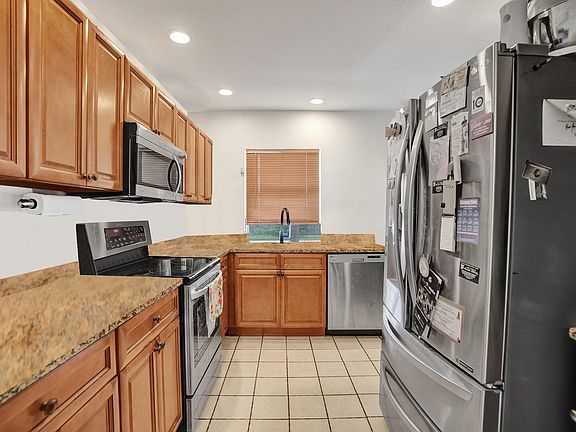 5th image of 811 NW 43rd Avenue