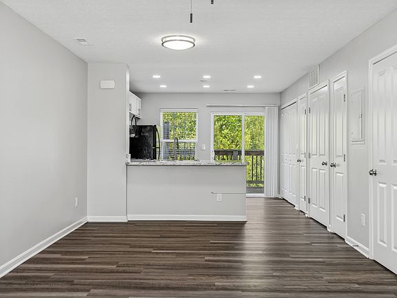 Spacious Living Room w/ Kitchen Bar