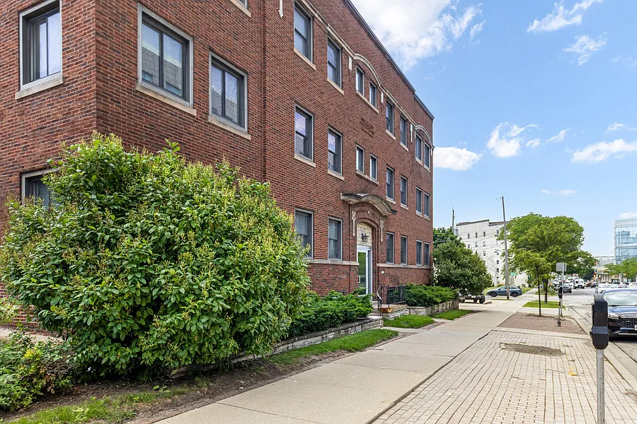 2 bed, 800 sqft, $1,399 — Photo 2