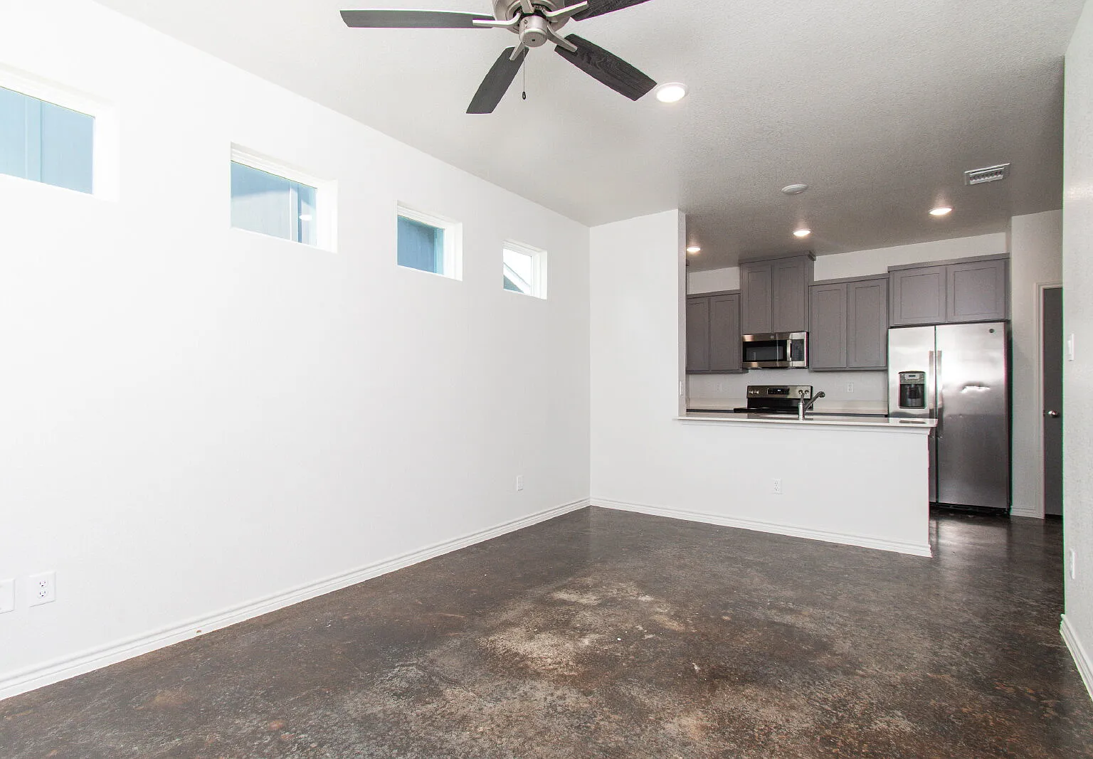 3 bed, 2.0 bath, 1300 sqft, $1,450 — Photo 2