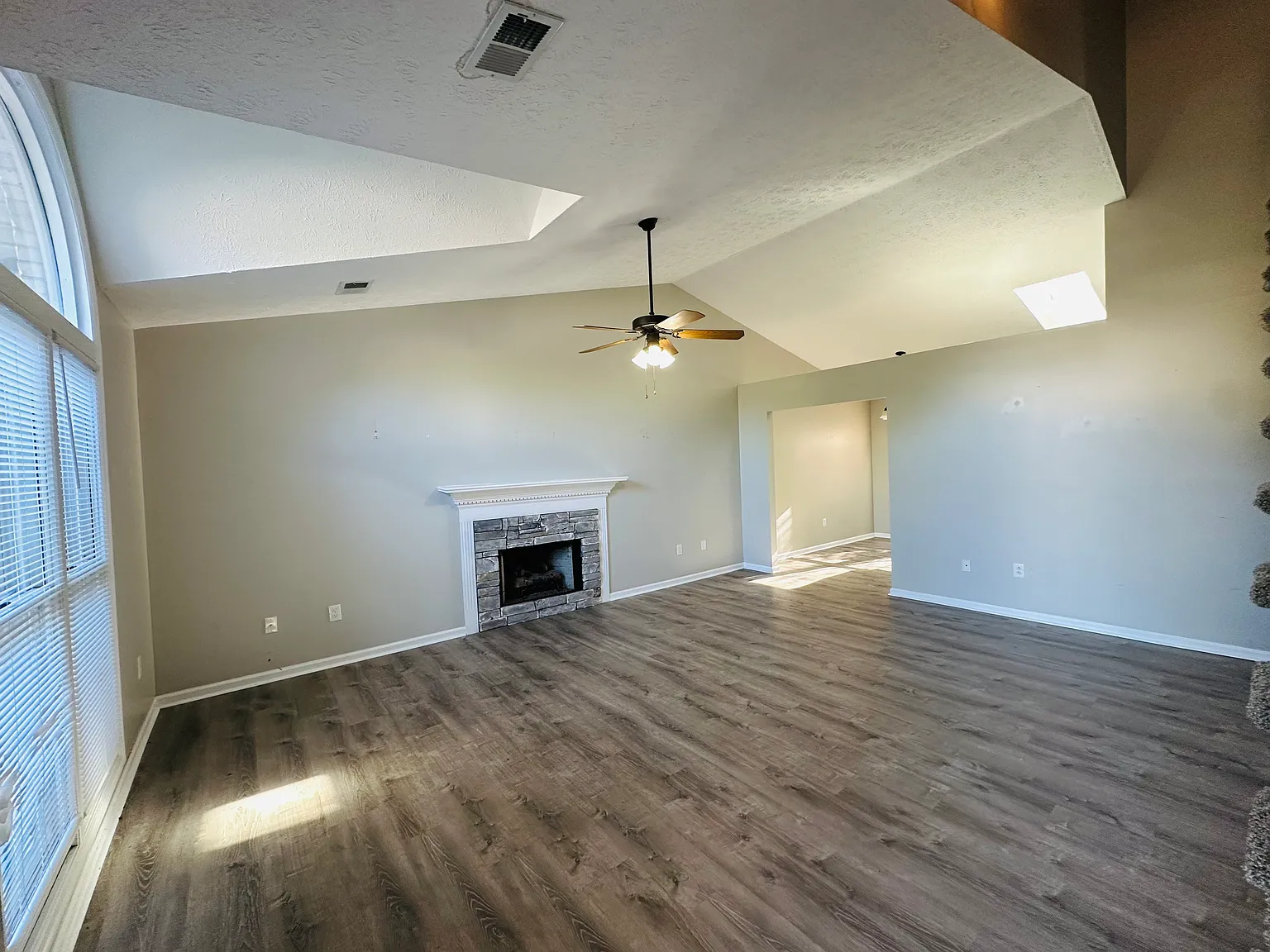 3 bed, 1653 sqft, $2,100 — Photo 2
