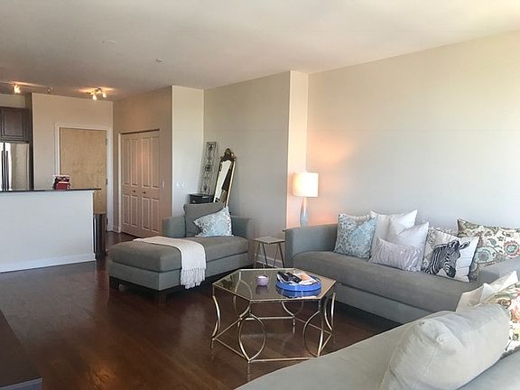 4th image of 1629 S Prairie Ave Unit 3107