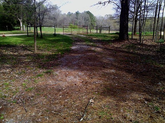 3 minutes to 2 towns/8 minutes to largest Kroger in S.E./10 