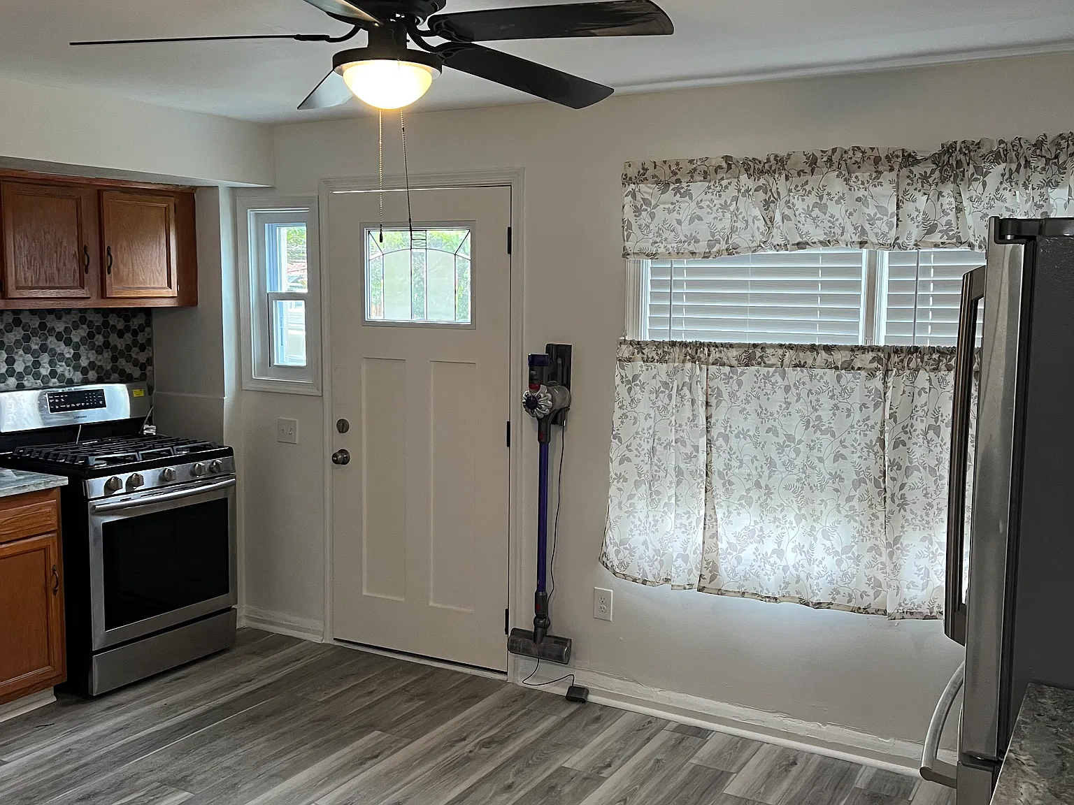 3 bed, 1.5 bath, 1144 sqft, $2,000 — Photo 3
