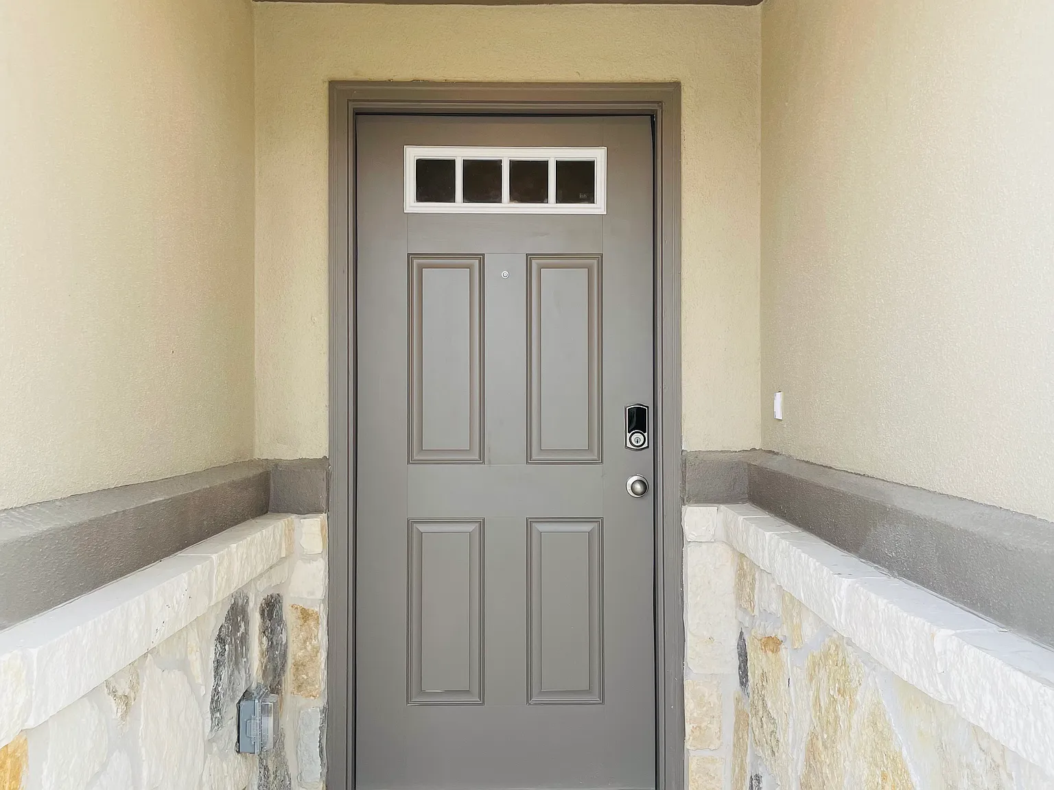 4 bed, 2070 sqft, $2,200 — Photo 2