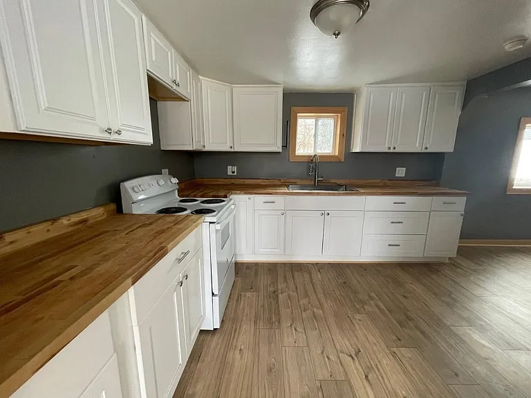 83 Commercial St — Photo 1