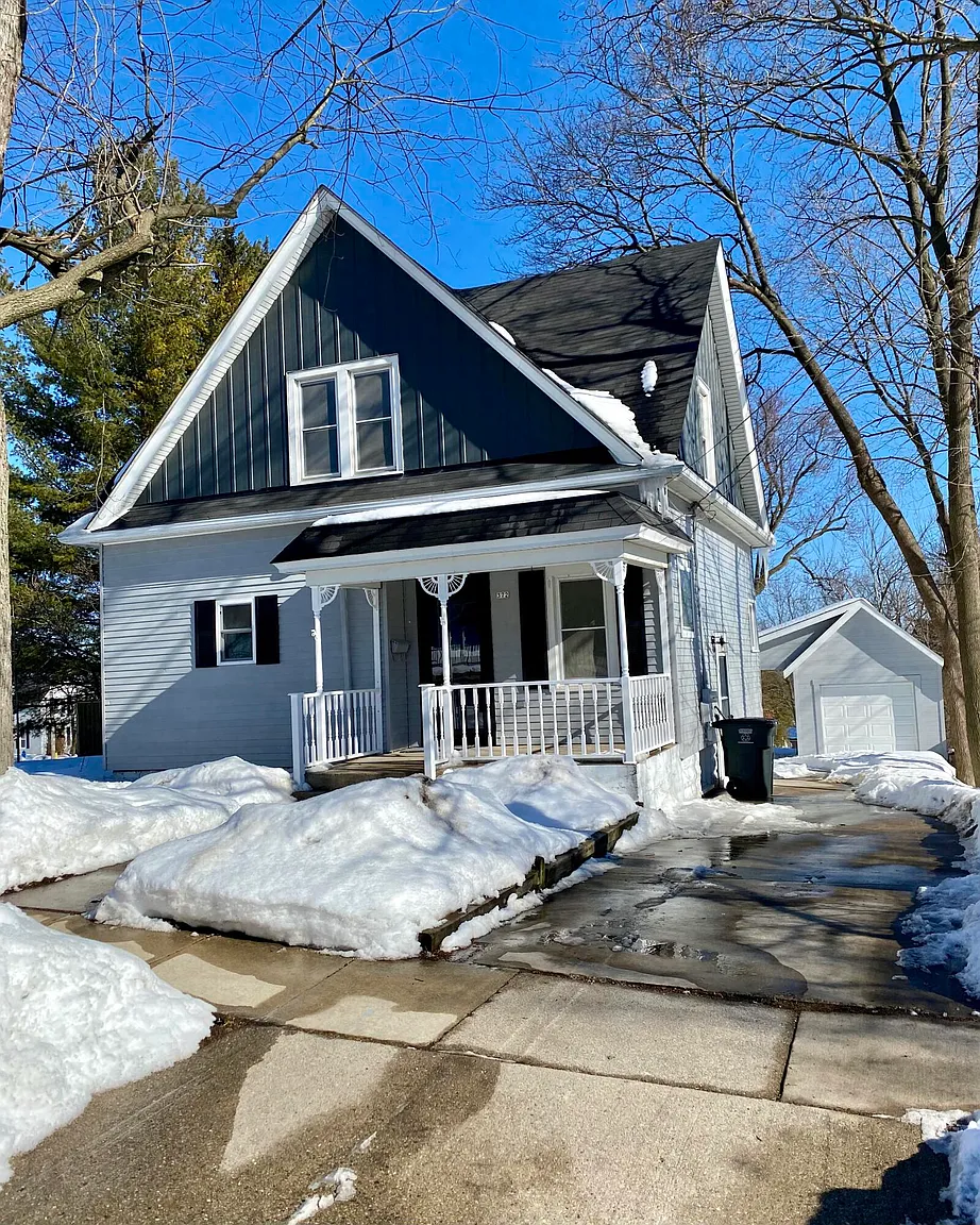 372 Lewis St photo 1