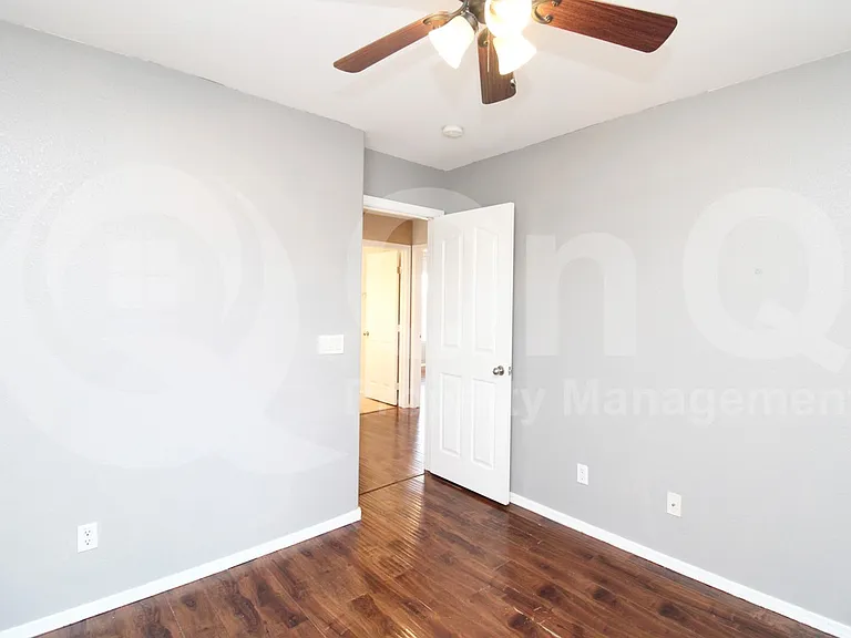 7644 S 64th Ln — Photo 9