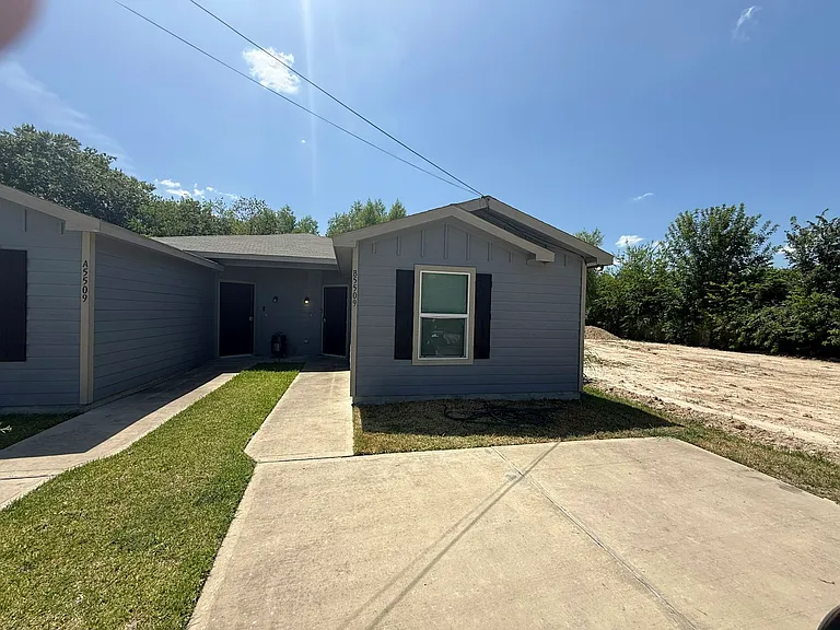 5509 Nielan St #B — Photo 3
