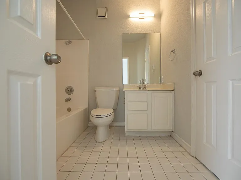 2x1.5 Full Bathroom w/ Shower Tub