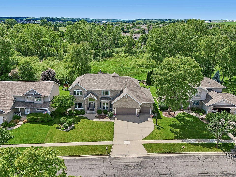 1st image of 902 N Fairbrook Dr