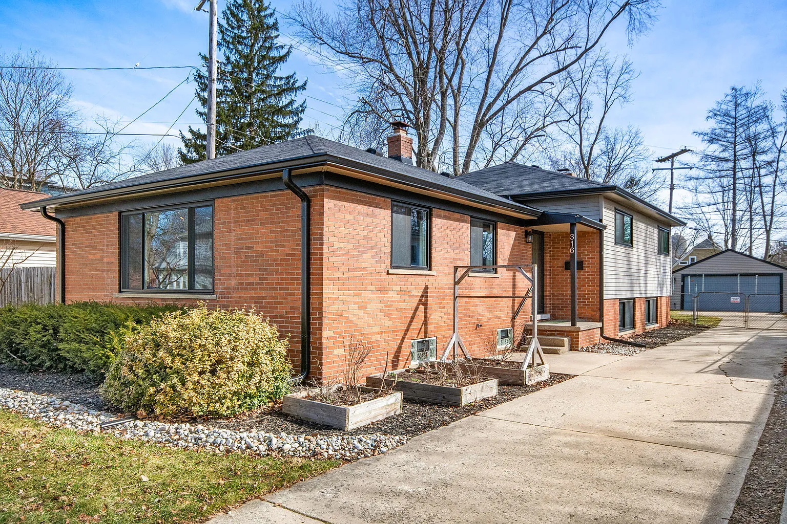 316 Hiawatha St photo 1
