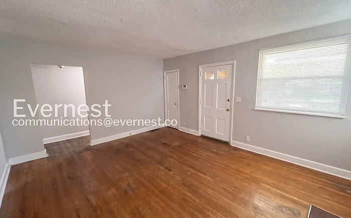 3 bed, 1.0 bath, 1300 sqft, $945 — Photo 3