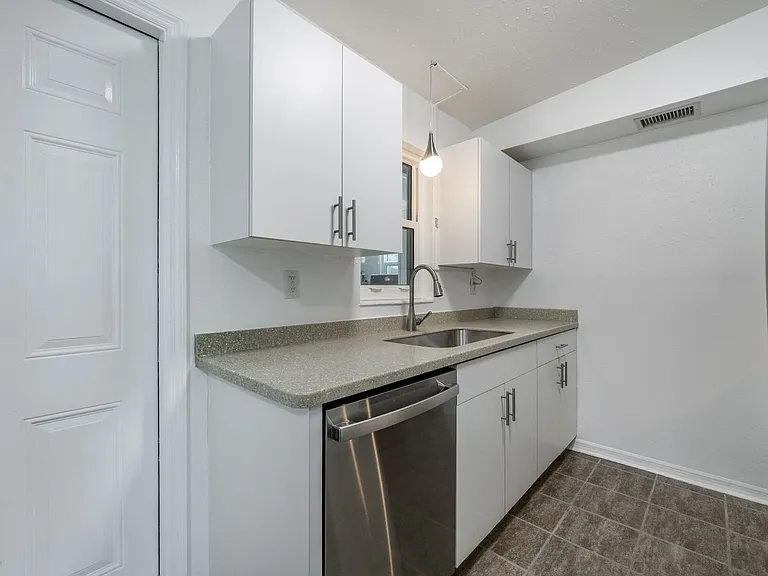927 W Olympia Ave — Photo 17