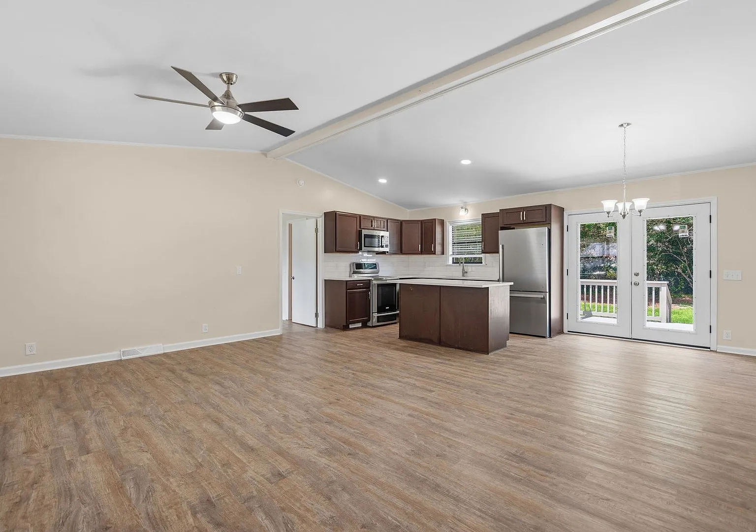 Beautifully Renovated 3-Bedroom Home with Fenced Backyard in Rincon — Photo 3