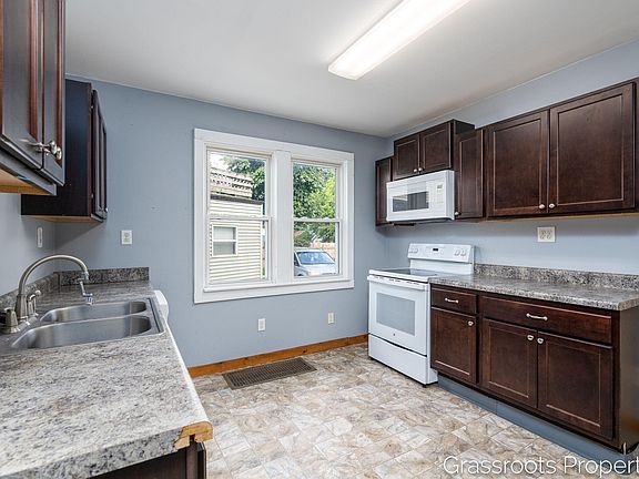 3rd image of 1109 W Fulton St