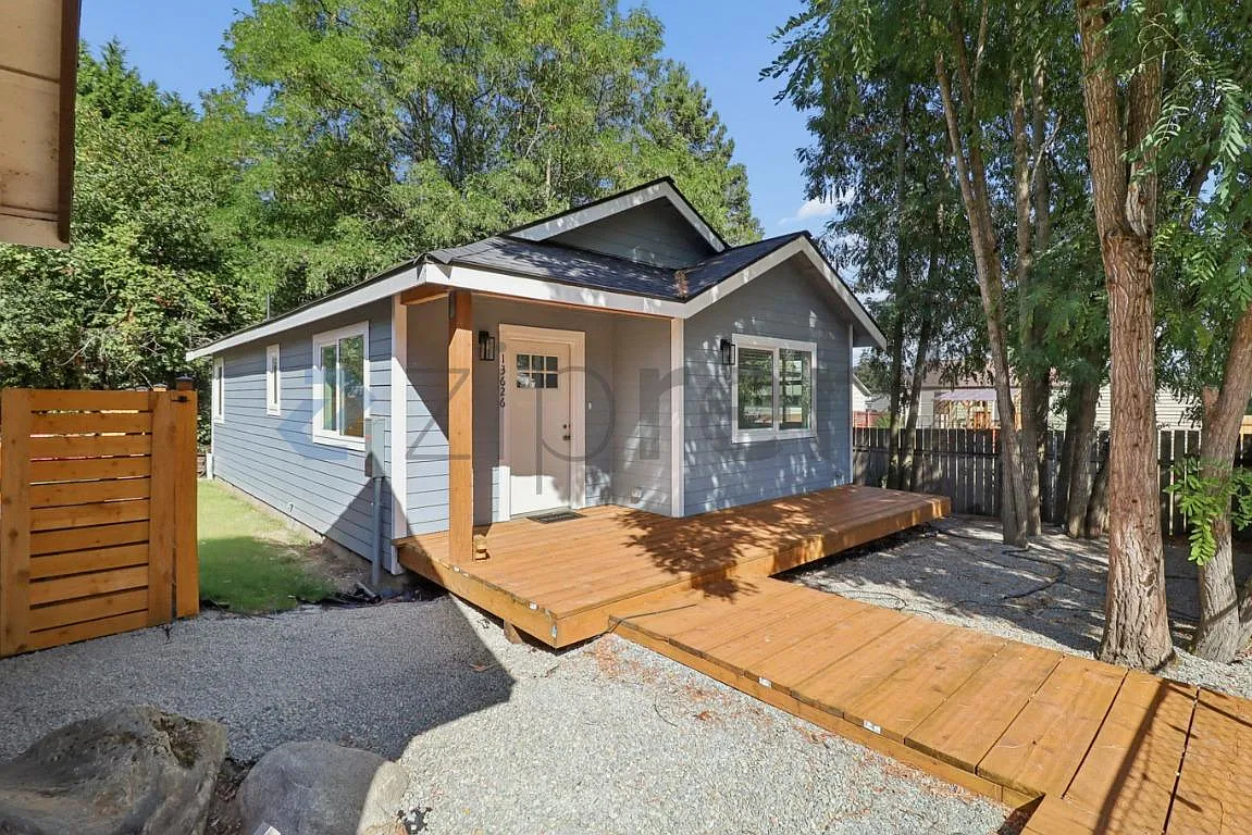 2 bed, 800 sqft, $2,400 — Photo 2