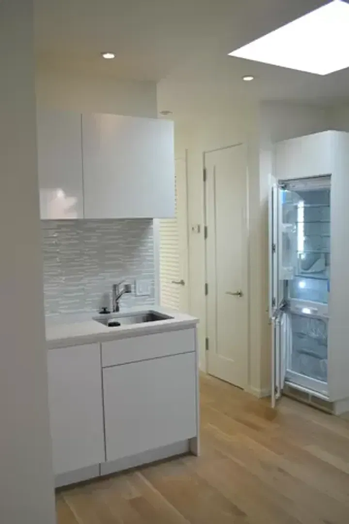 High End Contemporary Renovation In Prime Georgetown Location - Top Floor Unit — Photo 3