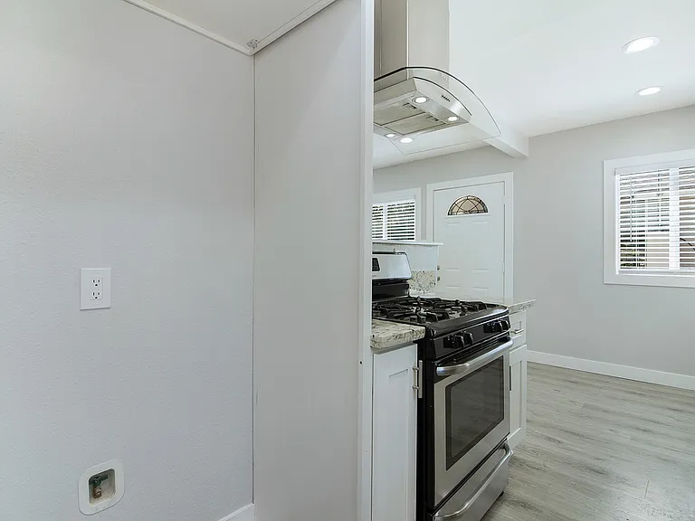 Ellis Street Duplex — Photo 5