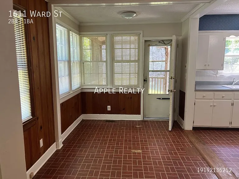 1611 Ward St — Photo 3