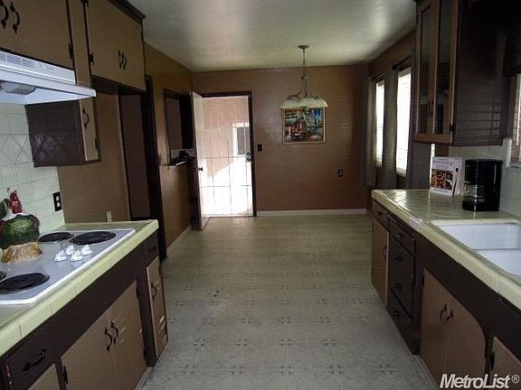 4th image of 2212 Newport Dr