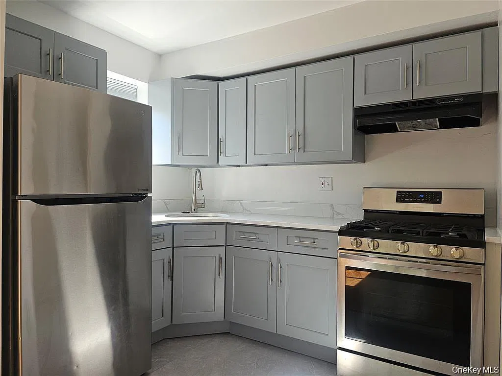 4 bed, 2.0 bath, 2700 sqft, $3,800 — Photo 1