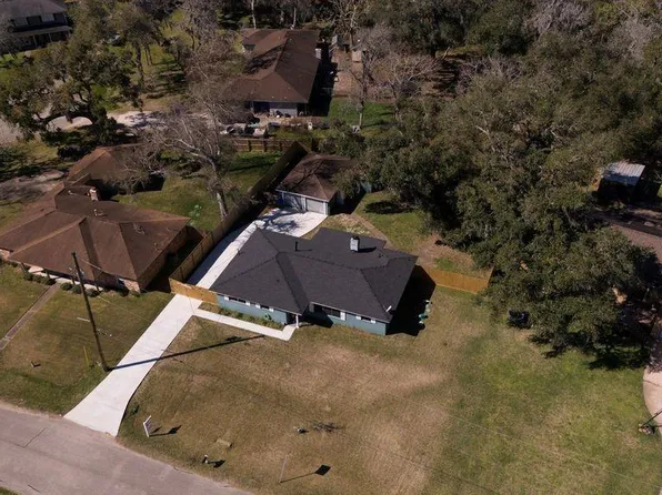 407 Tamarind St, Lake Jackson, TX 77566