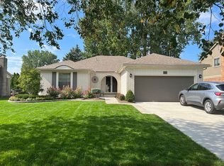 19319 Whitby Dr, Livonia, MI 48152