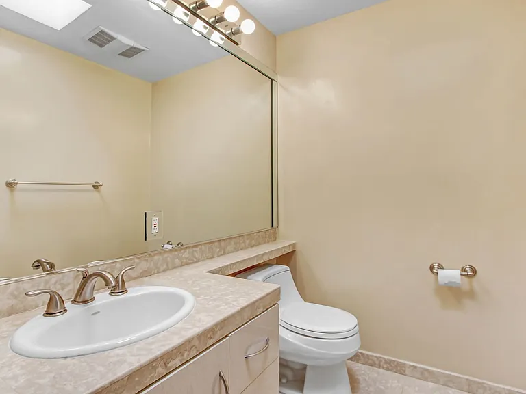 7560 Hollywood Blvd #406 — Photo 13