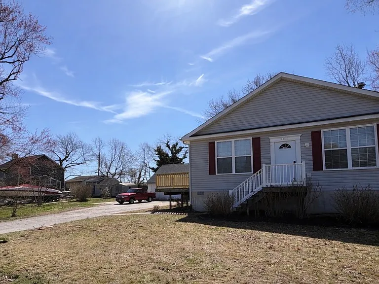 1231 Holly Ave — Photo 2