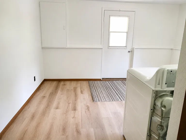 second view of the laundry room.