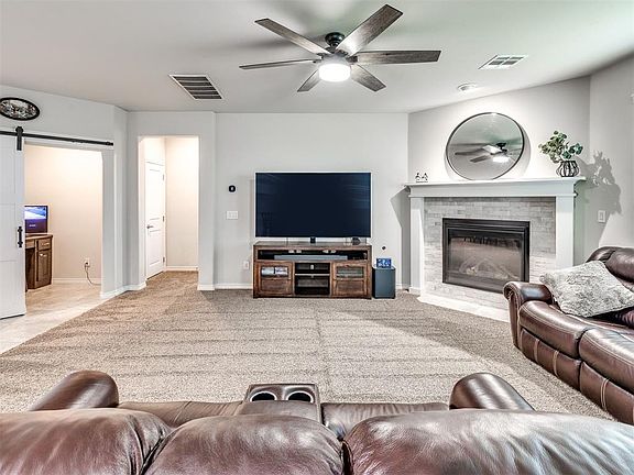 4th image of 10301 NW 25th St
