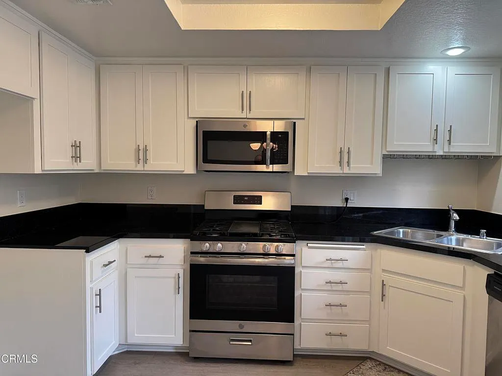 2 bed, 1.5 bath, 1100 sqft, $2,850 — Photo 2