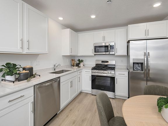 4th image of 578 W Empress St #38