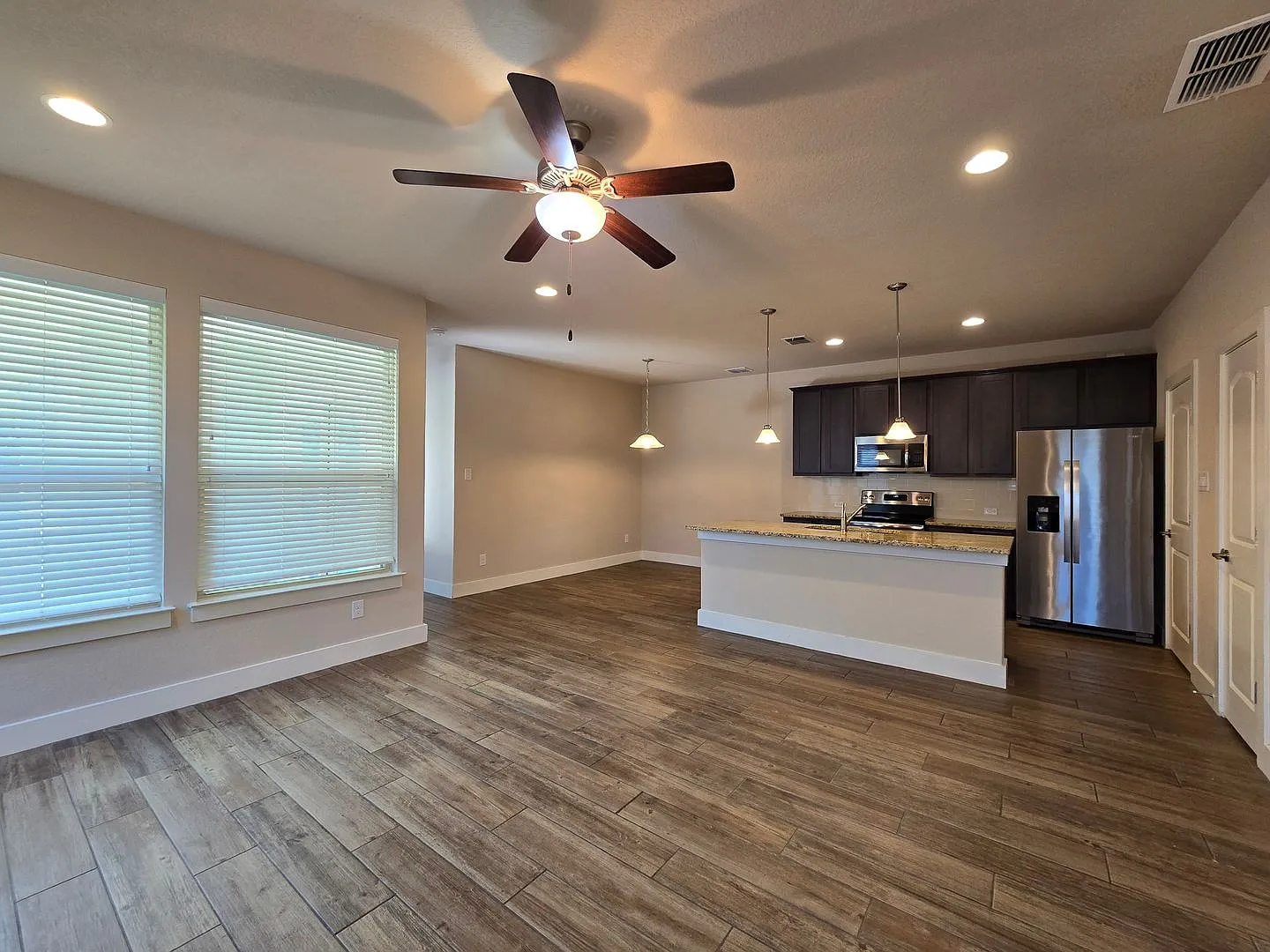 Walk to Faust St Bridge / Fridge, Washer & Dryer Included / Primary on 1st Floor / CISD — Photo 2