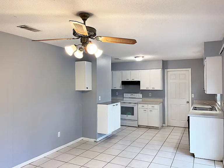 3504 NW 51st Ave — Photo 5