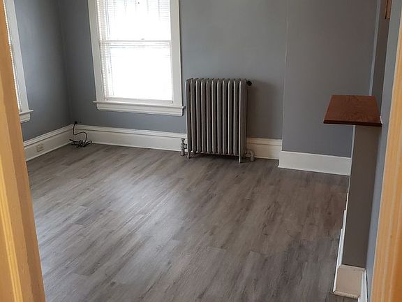 3rd image of 1652 Peck St #4