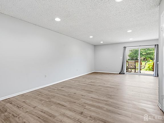 4th image of 1 Lily Ct