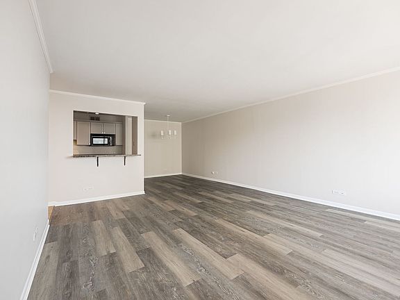 4th image of 3930 N Pine Grove Ave APT 2015