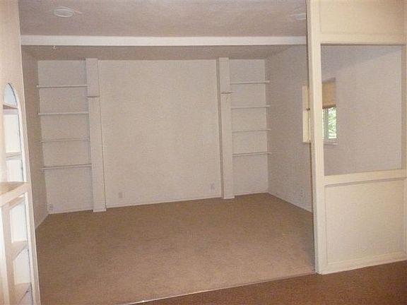 5th image of 1107 Edwards Ct E APT 1