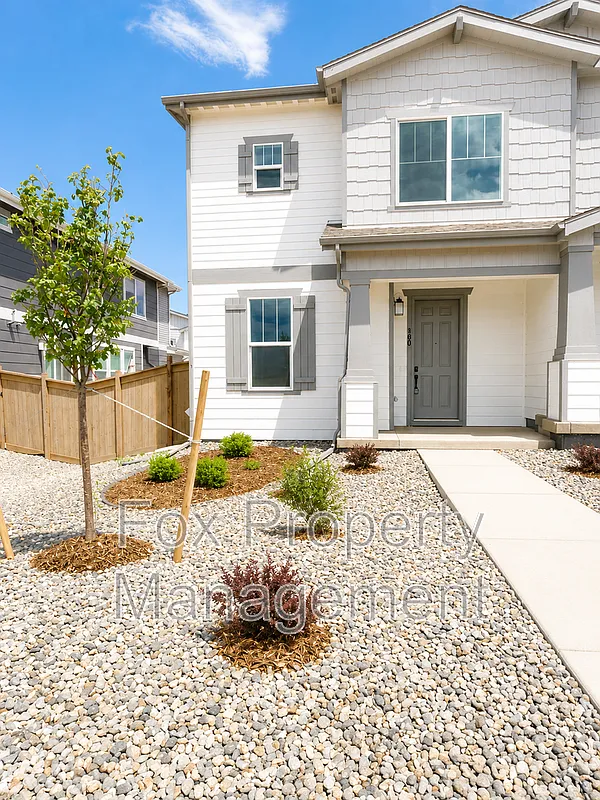 3 bed, 3.0 bath, 1469 sqft, $2,800 — Photo 2