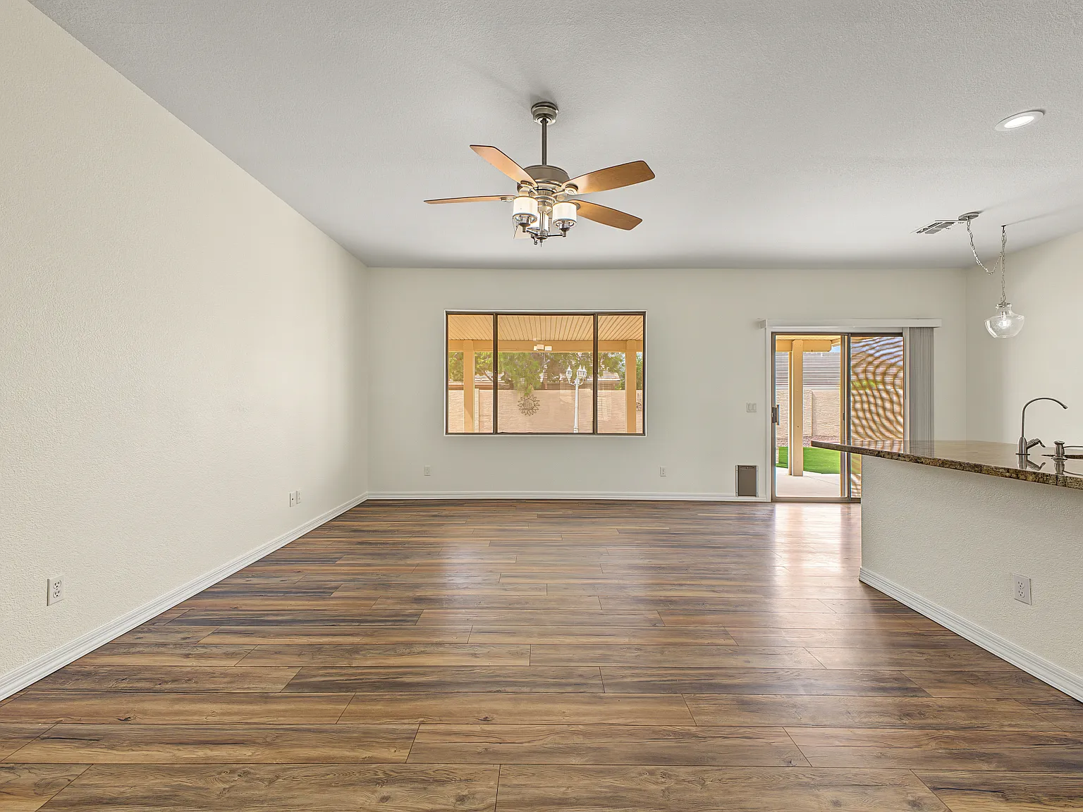 3 bed, 1812 sqft, $2,395 — Photo 3