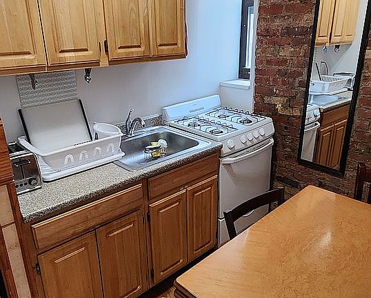 4th image of 424 E 13th St #101