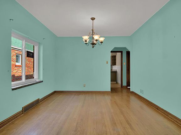 4th image of 6652 Lindenwood Pl