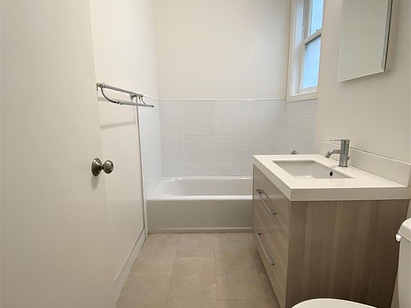 5th image of 1386 39th Ave